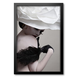 Obraz w ramie Portret młodej kobiety w kapeluszu, koronkowych rękawiczkach, biżuterii i mocnym makijażu z czarnym piórem