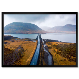Plakat w ramie Krajobraz z drogą nad rzeką, Islandia