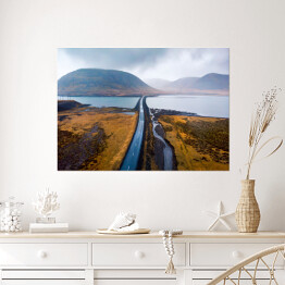 Plakat samoprzylepny Krajobraz z drogą nad rzeką, Islandia
