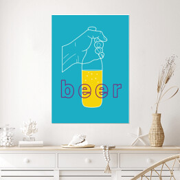 Plakat samoprzylepny Dłoń trzymająca piwo na niebieskim tle - ilustracja z napisem "Beer"