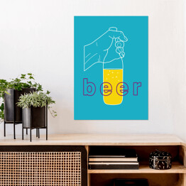 Plakat samoprzylepny Dłoń trzymająca piwo na niebieskim tle - ilustracja z napisem "Beer"