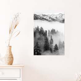 Plakat Szczyt góry oraz las we mgle