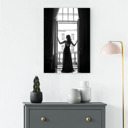 Obraz na płótnie Z widokiem na Paryż. Czarno biała fotografia kobieta w oknie