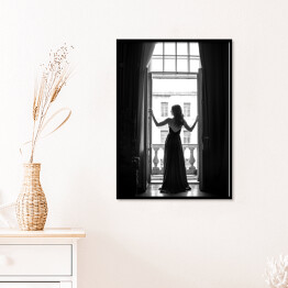 Plakat w ramie Z widokiem na Paryż. Czarno biała fotografia kobieta w oknie