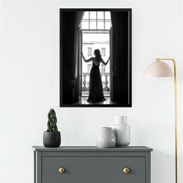 Obraz w ramie Z widokiem na Paryż. Czarno biała fotografia kobieta w oknie