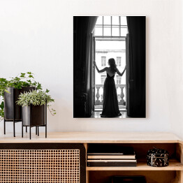 Obraz na płótnie Z widokiem na Paryż. Czarno biała fotografia kobieta w oknie