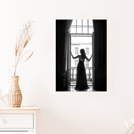 Plakat Z widokiem na Paryż. Czarno biała fotografia kobieta w oknie