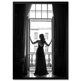 Plakat w ramie Z widokiem na Paryż. Czarno biała fotografia kobieta w oknie