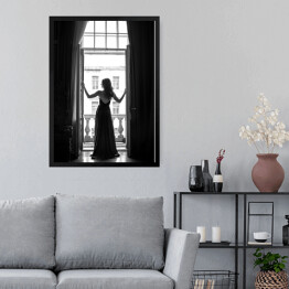 Obraz w ramie Z widokiem na Paryż. Czarno biała fotografia kobieta w oknie