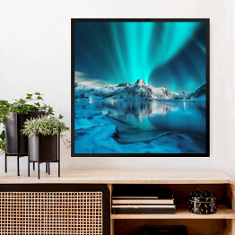 Obraz w ramie Zorza Polarna nad górami w śniegu