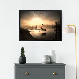 Obraz w ramie Jeleń na tafli jeziora na tle słońca