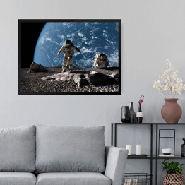 Obraz w ramie Astronauta przy kraterze