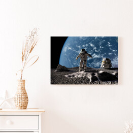 Obraz na płótnie Astronauta przy kraterze