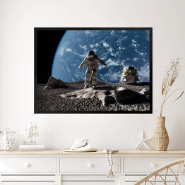 Obraz w ramie Astronauta przy kraterze