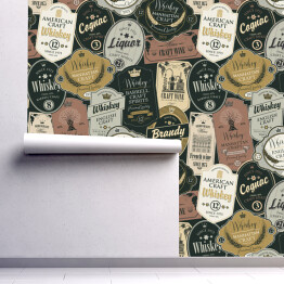 Tapeta samoprzylepna w rolce Wektorowy spójny wzór z kolażem etykiet różnych napojów alkoholowych w stylu retro z napisami whisky, likier, koniak, wino, brandy, wino rzemieślnicze.