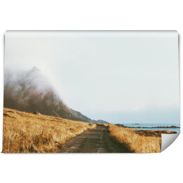 Fototapeta samoprzylepna Mgliste góry krajobraz drogi w Norwegii Podróż tło sceneria natura spokojny mglisty widok minimalny styl