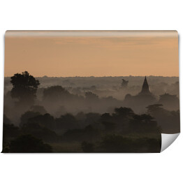 Fototapeta winylowa zmywalna Mglisty poranek nad lasem i świątynią, Birma