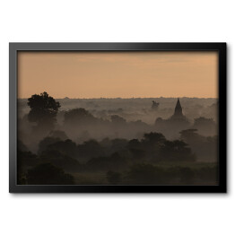 Obraz w ramie Mglisty poranek nad lasem i świątynią, Birma