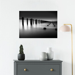 Plakat samoprzylepny Czarno-białe morze we mgle