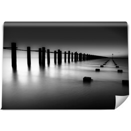 Fototapeta samoprzylepna Czarno-białe morze we mgle