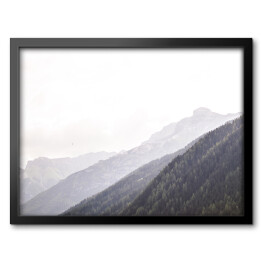 Obraz w ramie Góra porośnięta drzewami na tle wzgórza we mgle