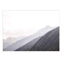 Plakat samoprzylepny Góra porośnięta drzewami na tle wzgórza we mgle