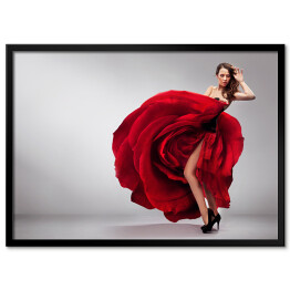 Piękna kobieta w czerwonej sukni