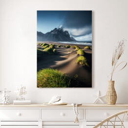 Obraz na płótnie Zielone trawy i piaszczysta plaża na tle góry Vestrahorn, Islandia