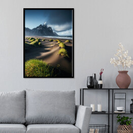 Plakat w ramie Zielone trawy i piaszczysta plaża na tle góry Vestrahorn, Islandia