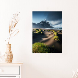 Plakat samoprzylepny Zielone trawy i piaszczysta plaża na tle góry Vestrahorn, Islandia