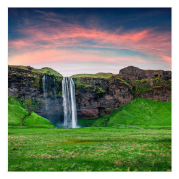 Plakat samoprzylepny Kolorowe niebo o poranku nad wodospadem Seljalandfoss na Islandii