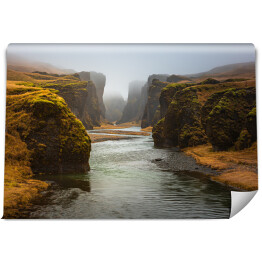 Islandzka rzeka wśród skał