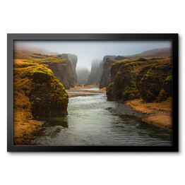 Obraz w ramie Islandzka rzeka wśród skał