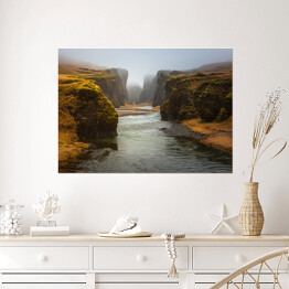Plakat samoprzylepny Islandzka rzeka wśród skał