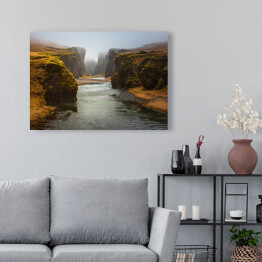 Islandzka rzeka wśród skał