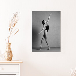 Plakat samoprzylepny Ballerina w pointe shoes taniec w czarnym stroju