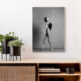 Obraz klasyczny Ballerina w pointe shoes taniec w czarnym stroju