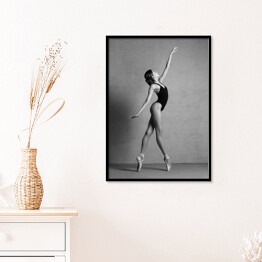 Plakat w ramie Ballerina w pointe shoes taniec w czarnym stroju