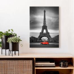 Wieża Eiffla i czerwony samochód w Paryżu