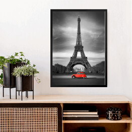 Obraz w ramie Wieża Eiffla i czerwony samochód w Paryżu