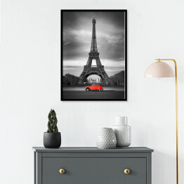 Plakat w ramie Wieża Eiffla i czerwony samochód w Paryżu