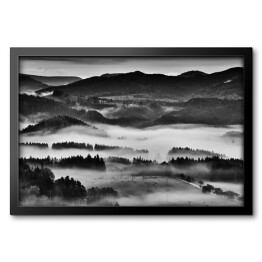 Obraz w ramie Górzyste tereny z lasem we mgle