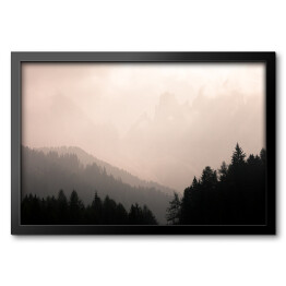 Obraz w ramie Zamglone wzgórza z lasem na pierwszym planie