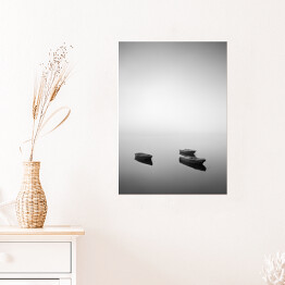 Plakat samoprzylepny Łódki na jeziorze we mgle w odcieniach szarości