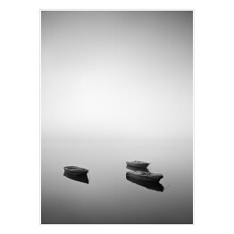 Plakat Łódki na jeziorze we mgle w odcieniach szarości