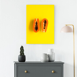 Obraz na płótnie Papaja na intensywnie żółtym tle