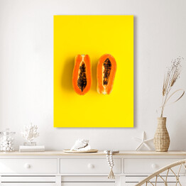 Obraz na płótnie Papaja na intensywnie żółtym tle