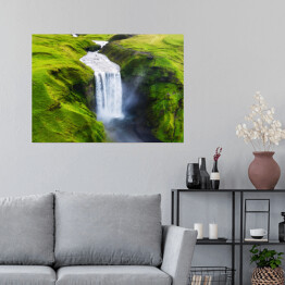 Plakat samoprzylepny Wodospad Skogafoss w otoczeniu skał porośniętych mchem, Islandia
