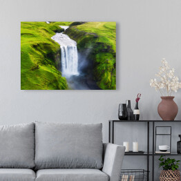 Obraz na płótnie Wodospad Skogafoss w otoczeniu skał porośniętych mchem, Islandia