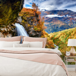 Fototapeta samoprzylepna Jesienny krajobraz z wodospadem